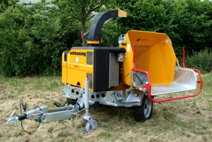 Wood chipper with diesel engine - rotatable 270° - on axle Schliesing 495 EX