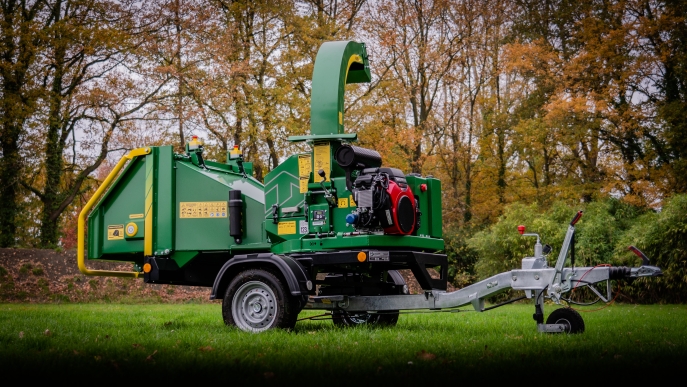 Houthakselaar met benzinemotor - op wielstel  Hansa C27